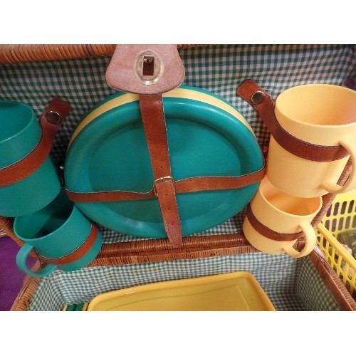 178 - RETRO PICNIC HAMPER, CONTAINS BRIGHTLY COLOURED PLATES. BEAKERS, CUTLERY, AND A SNDWICH TUB.