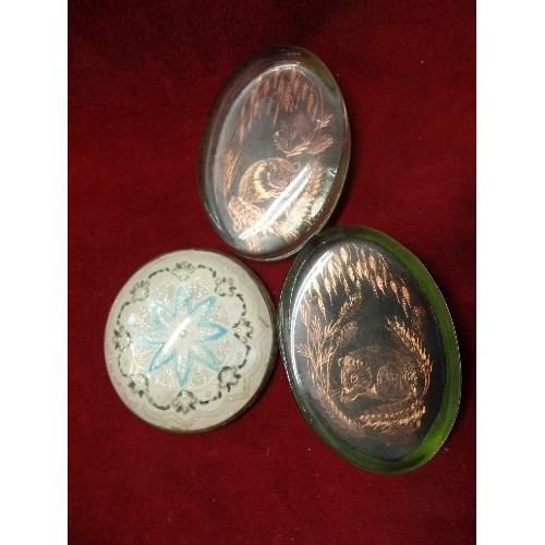 180 - PAPERWEIGHTS. 2 X ETCHED COPPER OVAL WITH FIELD MICE DETAIL, AND A CIRCULAR WITH SPARKLY FLOWER DESI... 