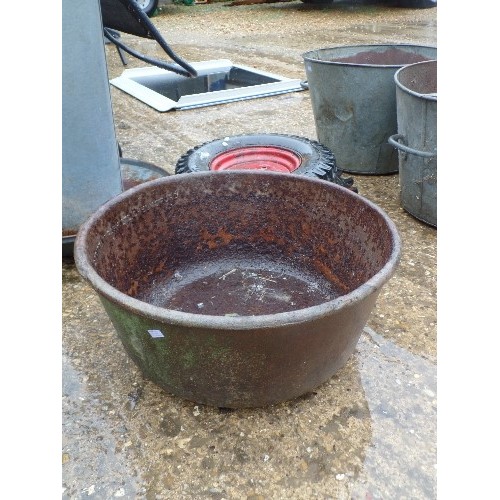 571 - CAST IRON ANIMAL FEEDING BOWL