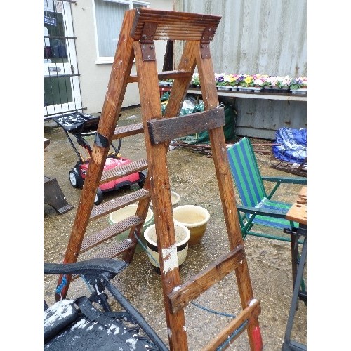 577 - WOODEN STEPLADDER