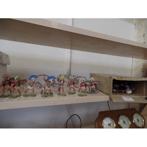 71 - LARGE QUANTITY OF CENTURIANS IN BATTLE. PLASTIC SOLDIERS WITH SHIELDS, BOWS & ARROWS ETC. .