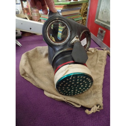 124 - VINTAGE GAS MASK. S G & CO LTD. TOGETHER WITH ITS CANVAS BAG.