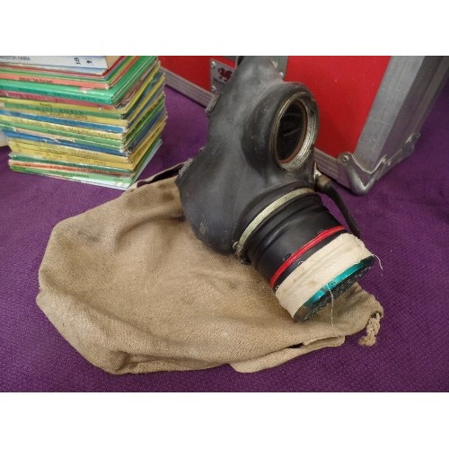 124 - VINTAGE GAS MASK. S G & CO LTD. TOGETHER WITH ITS CANVAS BAG.