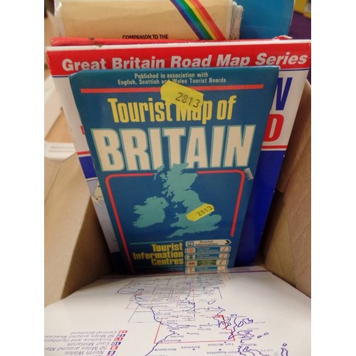 224 - QUANTITY OF VINTAGE MAPS. A-Z'S AND TOURIST MAPS. UK AND SCOTLAND.