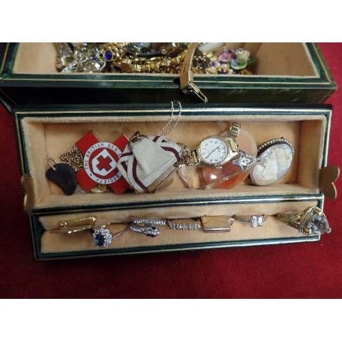 316 - LOVELY VINTAGE JEWELLERY ITEMS CONTAINED WITHIN A GREEN LEATHER COVERED DOME LIDDED BOX.