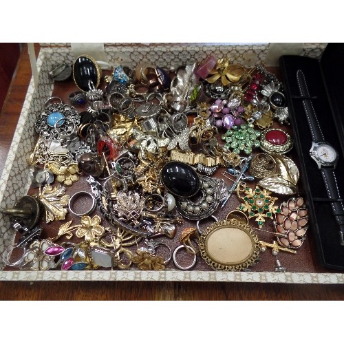 327 - VINTAGE BOX FULL OF LOVELY COSTUME JEWELLERY BROOCHES, AND OTHER TRINKETS.