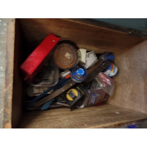 145 - OLD WOODEN BOX CONTAINING USEFUL GARAGE/ WORKSHOP ITEMS. BOXES OF SCREWS & NAILS, DRILL BITS, TAPE M... 