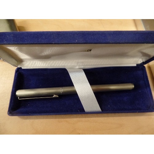 214 - A RONSON 'BRUSHED NICKEL' FOUNTAIN PEN, TOGETHER WITH 2 SMALL JACK DANIELS HIP FLASKS, AND A JACK DA... 