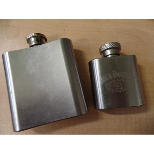 214 - A RONSON 'BRUSHED NICKEL' FOUNTAIN PEN, TOGETHER WITH 2 SMALL JACK DANIELS HIP FLASKS, AND A JACK DA... 