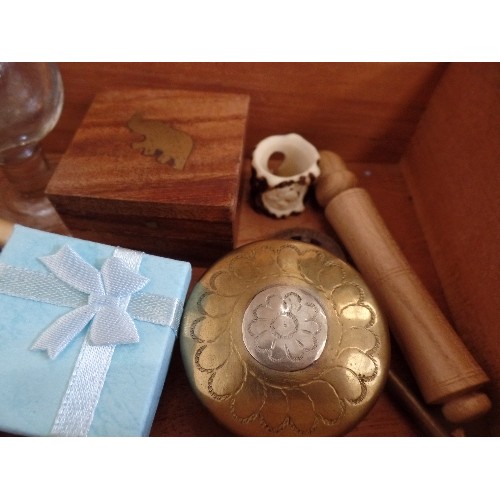 282 - CIGAR BOX CONTAINING MIXED ITEMS. 2 X VINTAGE EYE GLASSES, ENGINE TURNED POCKET KNIFE, 2 SMALL TRINK... 