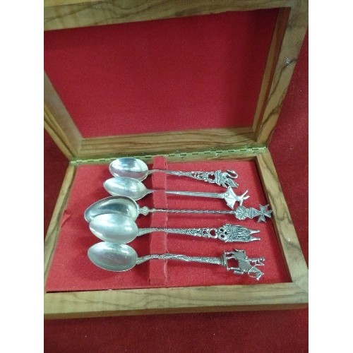 2 - A WORLD WIDE COLLECTION OF 5 SILVER COLLECTORS SPOONS IN DISPLAY BOX WEIGHT 127 GR