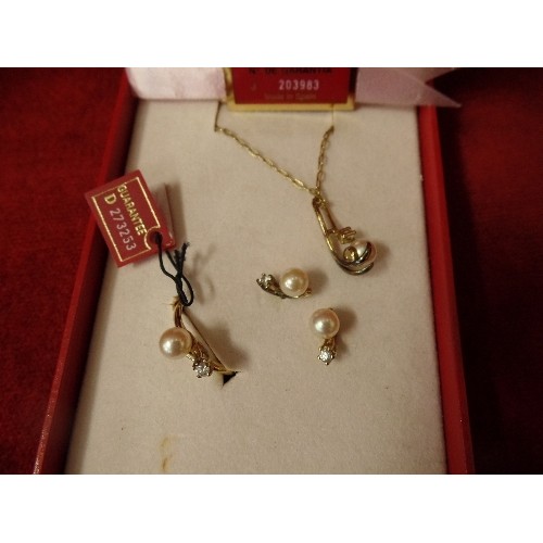 20 - MAJORICA JEWELLERY SET OF SILVER 925 GILT CHAIN, GOLD GILT RING, AND PAIR OF EARRINGS WITH SIMULATED... 