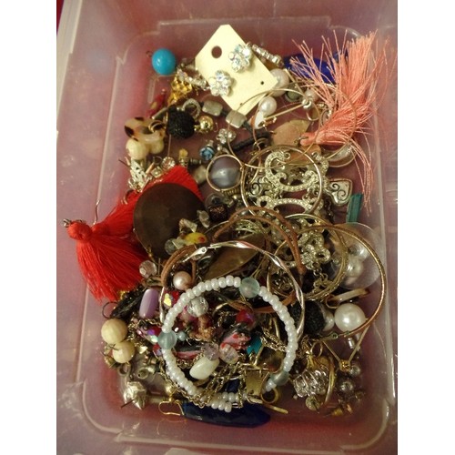 23 - BOX OF COSTUME JEWELLERY INCLUDIONG A ART DECO STYLE SILVER METAL AND MARCASITE NECKLACE, RINGS, EAR... 