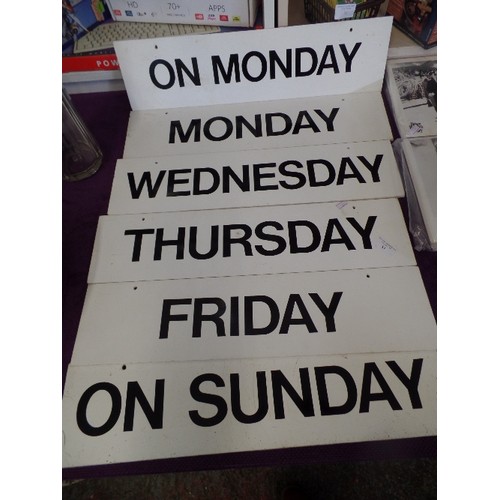 81 - DAY OF THE WEEK SIGNS. [MISSING TUESDAY AND SATURDAY]