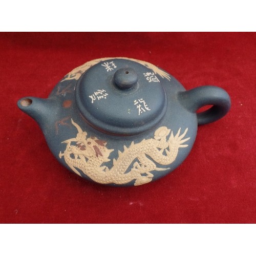 101 - A FINELY POTTED VINTAGE CHINESE YIXING TEAPOT WITH APPLIED IMPERIAL DRAGONS WITH FIVE CLAWS. 2 CHARA... 