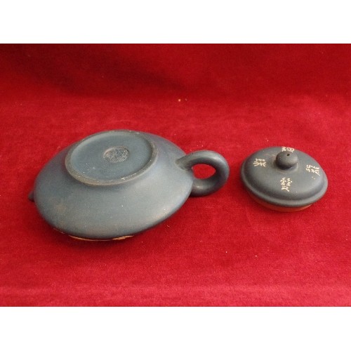 101 - A FINELY POTTED VINTAGE CHINESE YIXING TEAPOT WITH APPLIED IMPERIAL DRAGONS WITH FIVE CLAWS. 2 CHARA... 