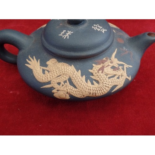 101 - A FINELY POTTED VINTAGE CHINESE YIXING TEAPOT WITH APPLIED IMPERIAL DRAGONS WITH FIVE CLAWS. 2 CHARA... 