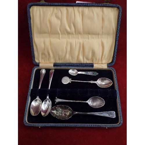 31 - 6 STERLING SILVER SPOONS INCLUDING A BERRY SPOON (SHEFFIELD 1895 JOHN ROUND & SONS), A SMALL ENAMELL... 