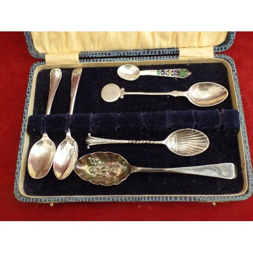 31 - 6 STERLING SILVER SPOONS INCLUDING A BERRY SPOON (SHEFFIELD 1895 JOHN ROUND & SONS), A SMALL ENAMELL... 