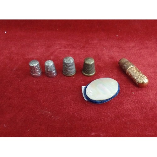 17 - ANTIQUE SEWING COLLECTABLES INCLUDING A SILVER THIMBLE BIRM 1963, 3 FURTHER THIMBLES, A GILT METAL T... 