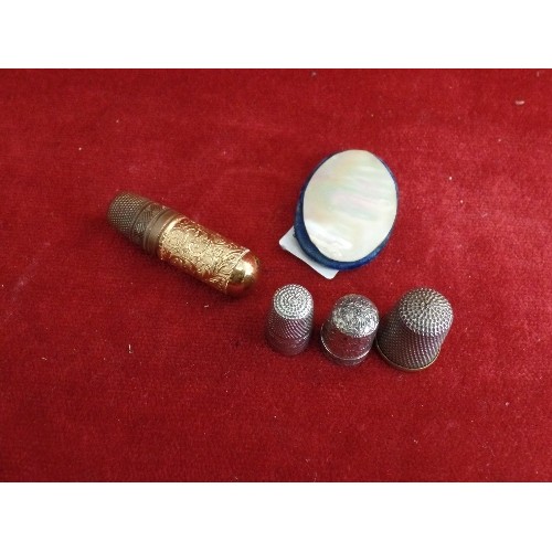 17 - ANTIQUE SEWING COLLECTABLES INCLUDING A SILVER THIMBLE BIRM 1963, 3 FURTHER THIMBLES, A GILT METAL T... 