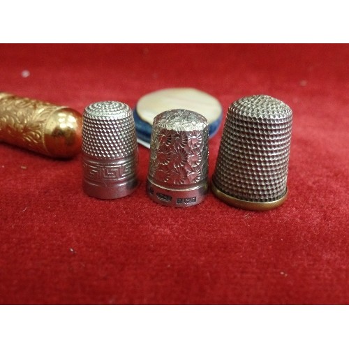 17 - ANTIQUE SEWING COLLECTABLES INCLUDING A SILVER THIMBLE BIRM 1963, 3 FURTHER THIMBLES, A GILT METAL T... 