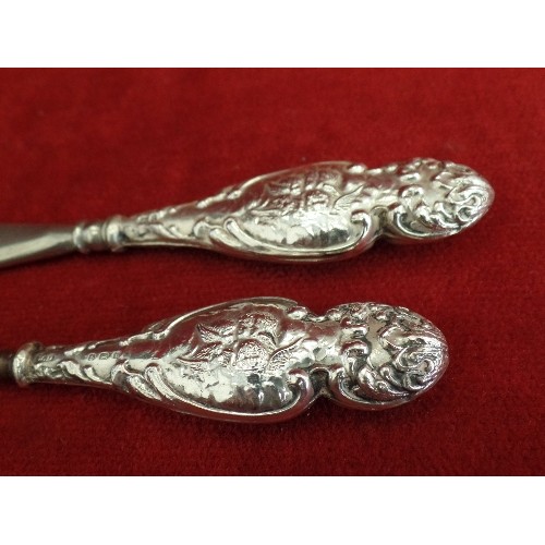 21 - EDWARDIAN SILVER HANDLED BUTTON HOOK AND SHOE HORN - CHERUB DESIGN TO HANDLES