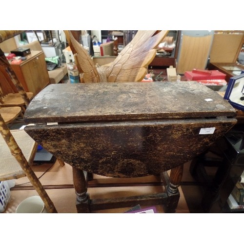 237 - SMALL OVAL OAK DROP-LEAF COFFEE/SIDE TABLE. NEEDS SOME TLC.