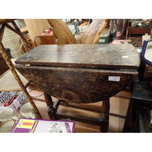 237 - SMALL OVAL OAK DROP-LEAF COFFEE/SIDE TABLE. NEEDS SOME TLC.