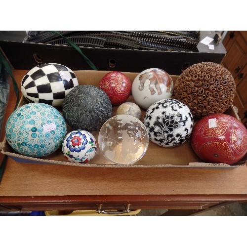 247 - 11 X CARPET BOWLS. ATTRACTIVE DESIGNS. INC GLASS GLOBE, CARVED COCONUT SHELL, SCULPTURAL WOODEN SPHE... 