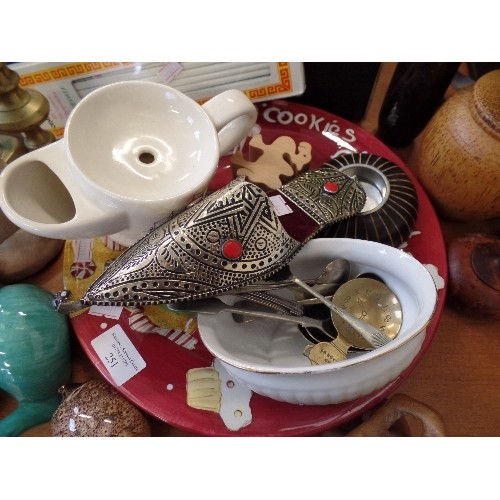 251 - MIXED VINTAGE LOT. CERAMIC, TREEN, DECORATIVE.