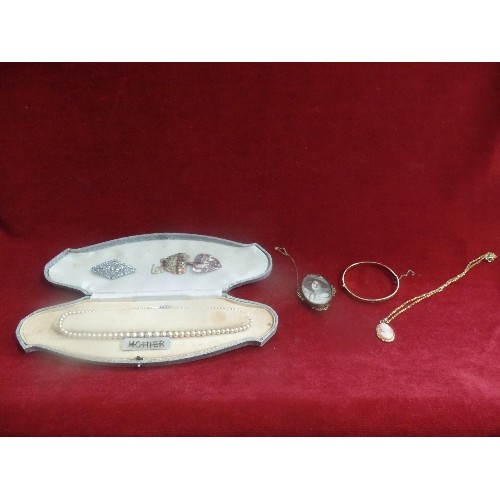 50 - A GOOD SELECTION OF VICTORIAN AND LATER COSTUME JEWELLERY INCLUDING A PINCHBECK GOLD PHOTO LOCKET BR... 