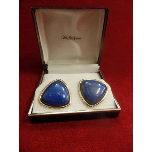 51 - A BEAUTIFUL PAIR OF LARGE AMERICAN DESIGNER LAPIS LAZULI AND 14CT GOLD EARRINGS, BY PETER BRAMS, IN ... 