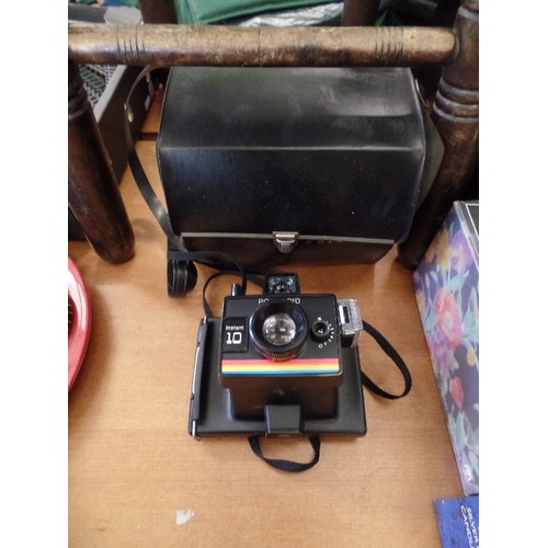 252 - VINTAGE-RETRO POLAROID 'INSTANT 10' CAMERA. WITH ORIGINAL CASE.