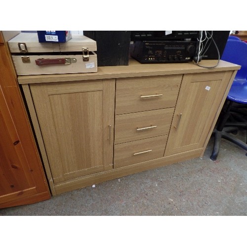 372 - CONTEMPORARY BEECH EFFECT SIDEBOARD. 2 DOORS, AND 3 DRAWERS. BRASS BAR HANDLES. ALMOST NEW CONDITION... 