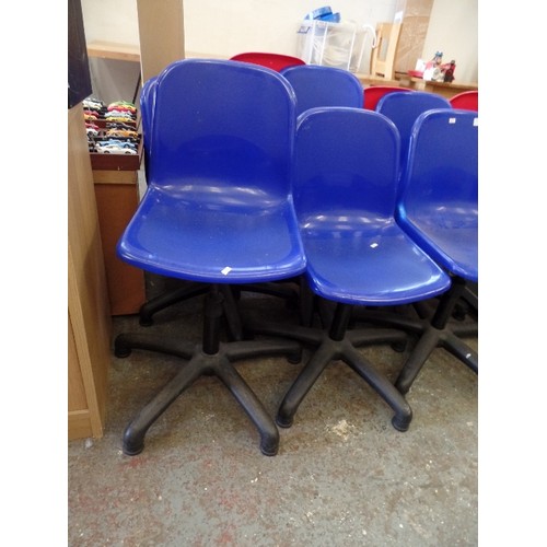 373 - 6 X BLUE SWIVEL DESK CHAIRS.