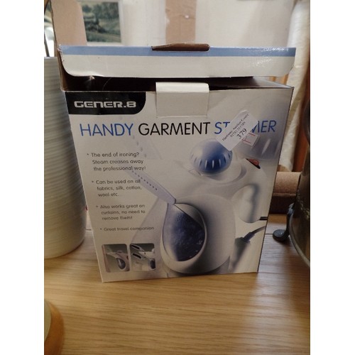 379 - HANDY GARMENT STEAMER. GENER-8. ORIGINAL BOX.