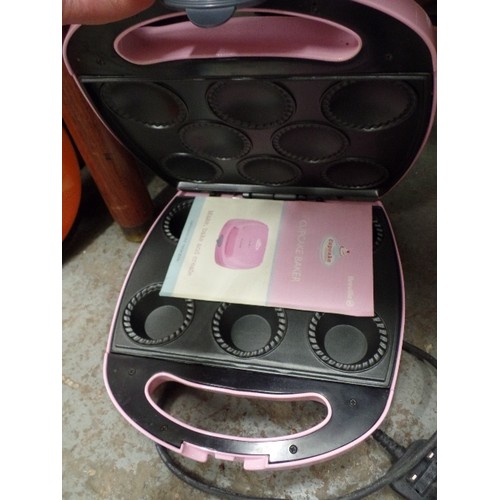 400 - BREVILLE CUPCAKE CREATIONS, PORTABLE BAKER. PINK. WITH INSTRUCTION LEAFLET.