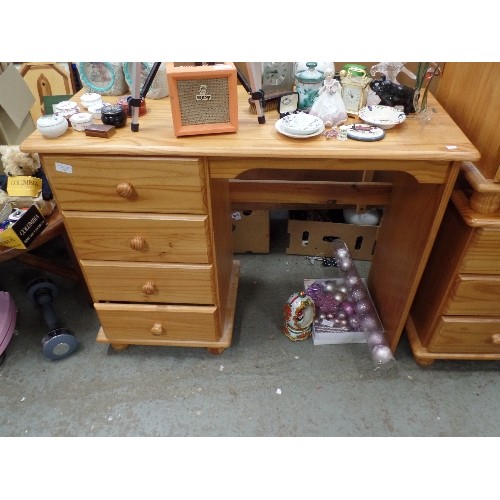 407 - SMALL PINE DRESSING TABLE. WITH 4 DRAWERS ON 1 SIDE. MATCH LOT 408. 105CM W