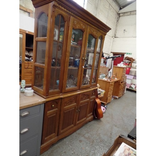 394 - POLISHED WOOD WALL UNIT, WITH GLASS FRONTED & SIDE TOP CABINET. GOOD COND. 137CM W