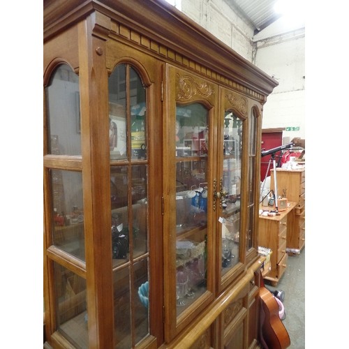 394 - POLISHED WOOD WALL UNIT, WITH GLASS FRONTED & SIDE TOP CABINET. GOOD COND. 137CM W