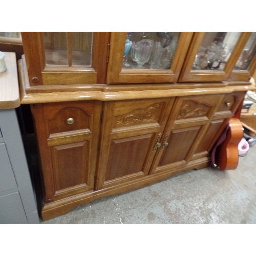 394 - POLISHED WOOD WALL UNIT, WITH GLASS FRONTED & SIDE TOP CABINET. GOOD COND. 137CM W