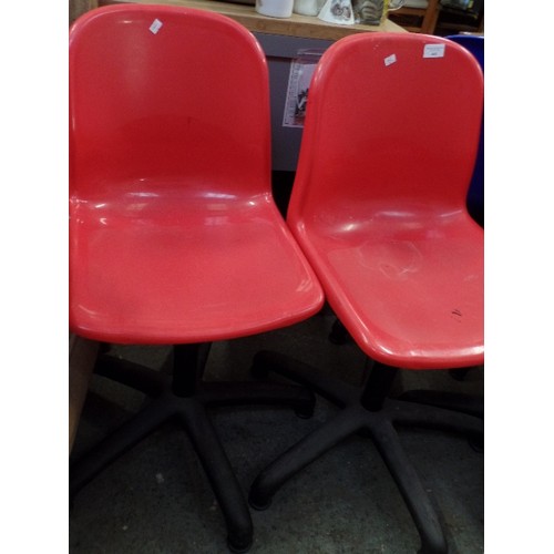 446 - SET OF 4 X BRIGHT RED SWIVEL OFFICE CHAIRS.