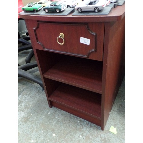 450 - A PAIR OF DARK WOOD EFFECT BEDSIDE CABINETS. 1 TOP DRAWER, AND OPEN BOTTOM SHELVES.