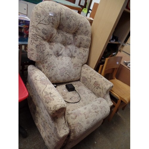 463 - LARGE ASSISTED RECLINING CHAIR, WITH CREAM FLORAL DRALON FABRIC.