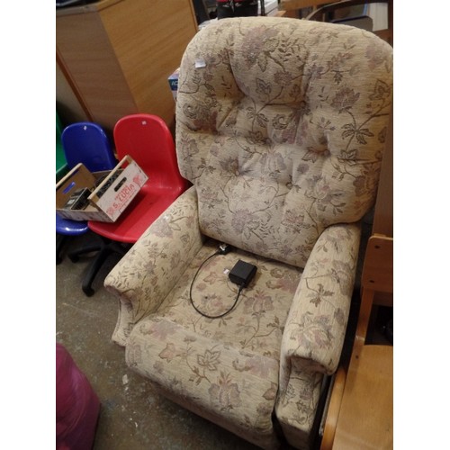 463 - LARGE ASSISTED RECLINING CHAIR, WITH CREAM FLORAL DRALON FABRIC.