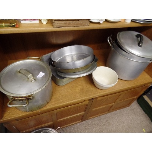 566 - QUANTITY OF ALUMINIUM COOKING POTS, TRAYS ETC