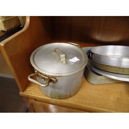 566 - QUANTITY OF ALUMINIUM COOKING POTS, TRAYS ETC