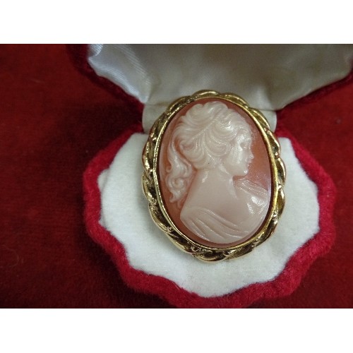 27 - LARGE CAMEO IN GOLD METAL CASING BROOCH