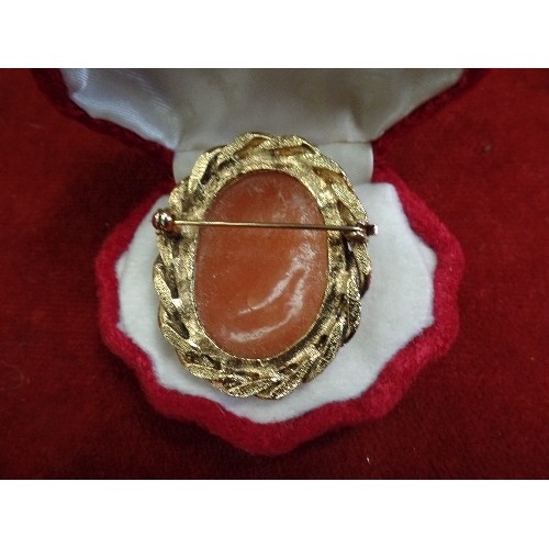 27 - LARGE CAMEO IN GOLD METAL CASING BROOCH